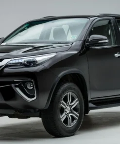 Tài xế mặc đồng phục lịch sự, đón khách tại sảnh sân bay