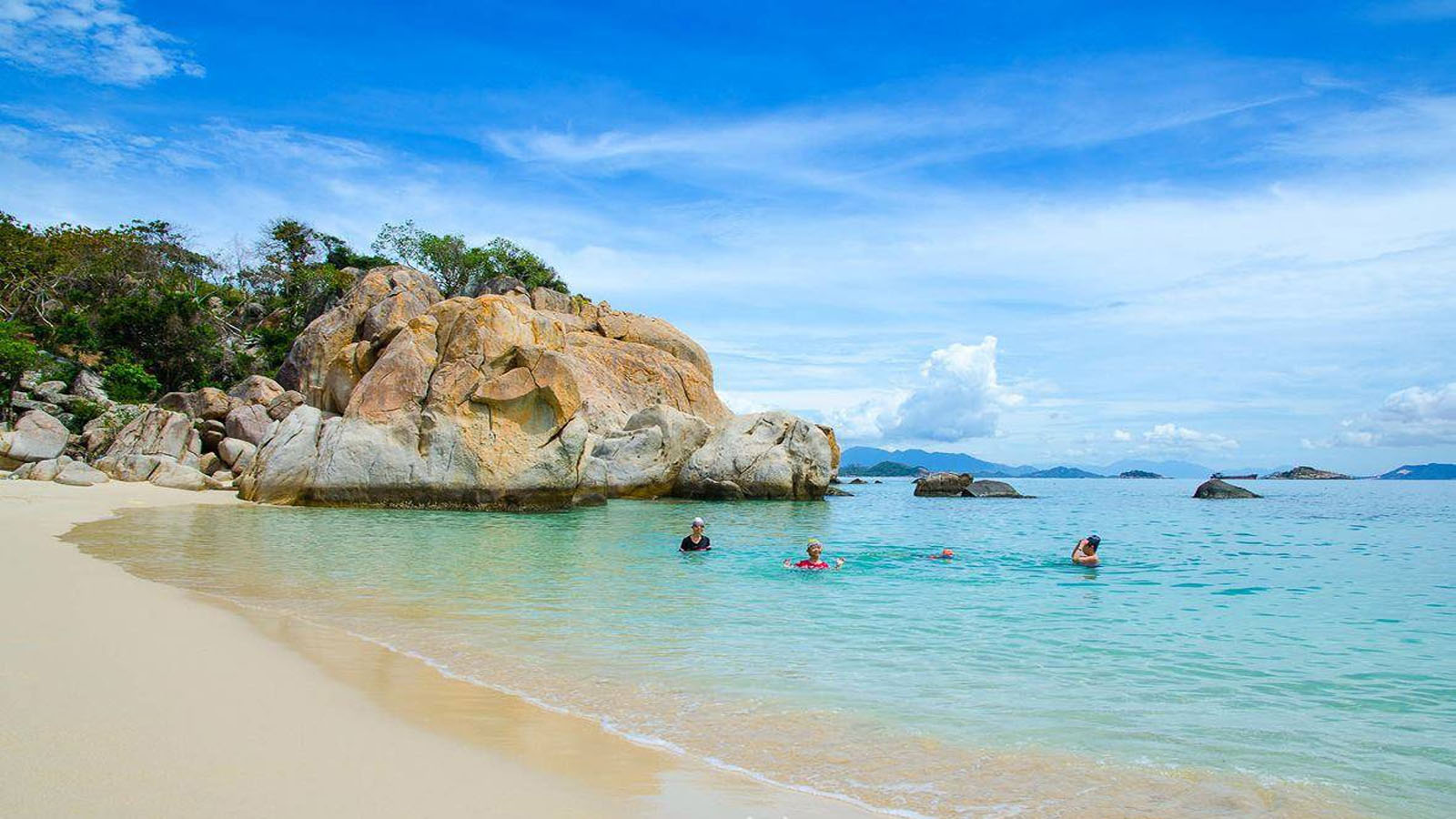 Combo du lịch Vĩnh Hy, Bình Hưng kèm xe đưa đón sân bay Cam Ranh trọn gói giá tốt
