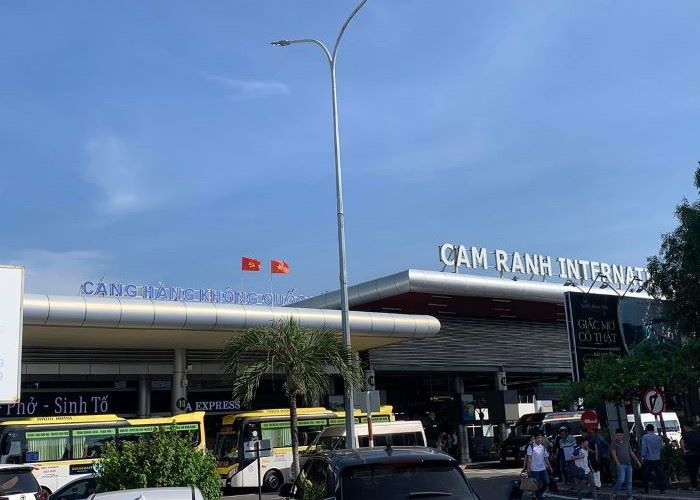 Khoảng cách từ sân bay Cam Ranh đến Vĩnh Hy khoảng 60km, đường đi ven biển đẹp